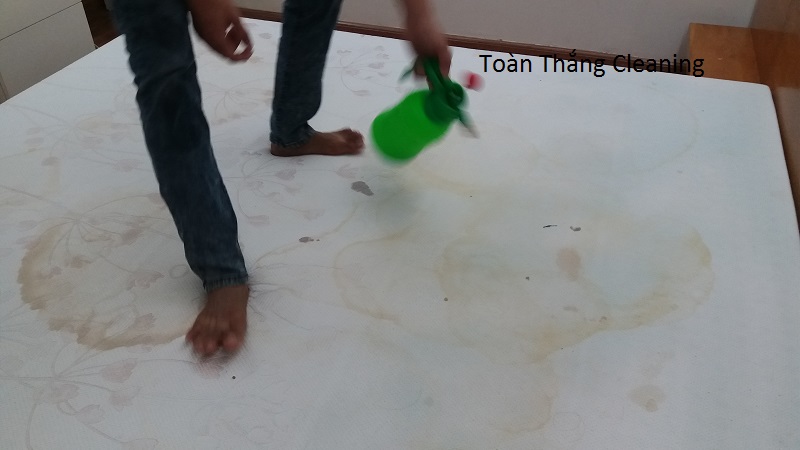 Nhân viên Toàn Thắng Cleaning xử lý 1 nệm bông gòn được quạt khô bằng máy con sò